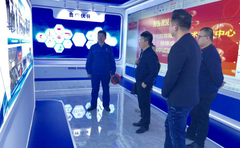 杨维成一行参观中试基地研发楼展厅